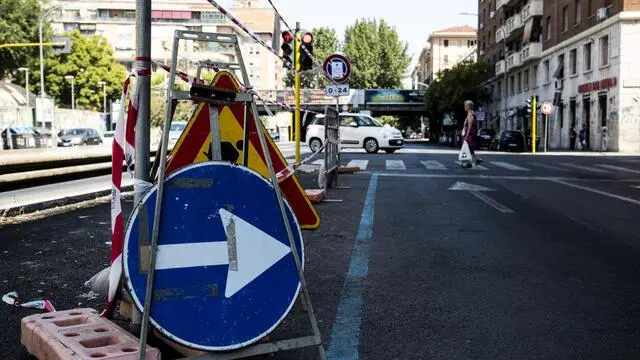 Lavori stradali in corso via Ostiense Piramide, Roma, 10 agosto 2019. ANSA/ANGELO CARCONI