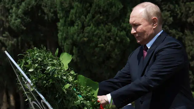 epa11554907 Russian President Vladimir Putin attends a wreath-laying ceremony at the grave of former Azerbaijani President Heydar Aliyev at the Alley of Honor in Baku, Azerbaijan, 19 August 2024. The Russian president is on a two-day state visit to Azerbaijan. EPA/VYACHESLAV PROKOFYEV / SPUTNIK / KREMLIN POOL MANDATORY CREDIT