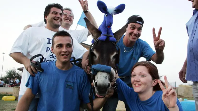 Il selfie con Gattuso, l'asino vincitore del Palio degli Asini di Novagli nel 2007 - Foto © www.giornaledibrescia.it