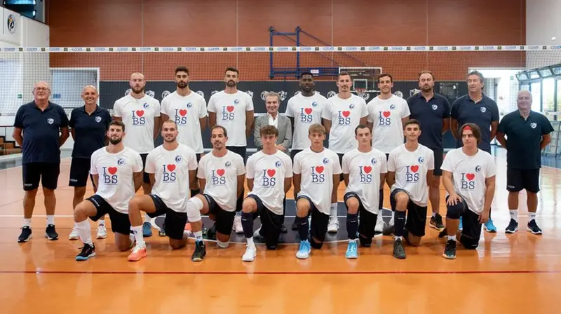 Il gruppo squadra e lo staff della Consoli - Foto New Reporter Papetti  © www.giornaledibrescia.it