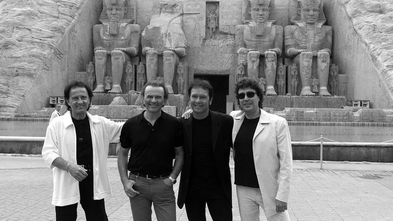 I Pooh nel 1999 davanti alla Valle dei Re - Foto New Eden Group © www.giornaledibrescia.it