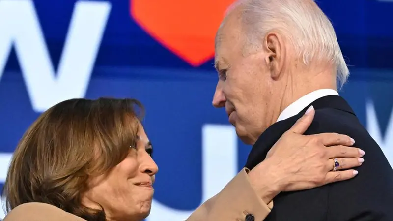 Harris e Biden insieme alla convention democratica - Foto Ansa/Afp/Robyn Beck © www.giornaledibrescia.it