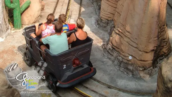Gli ultimi vagoni dell'attrazione Canyon in una foto d'archivio di www.gardalandtamtam.com - Foto © Gardaland Tam Tam