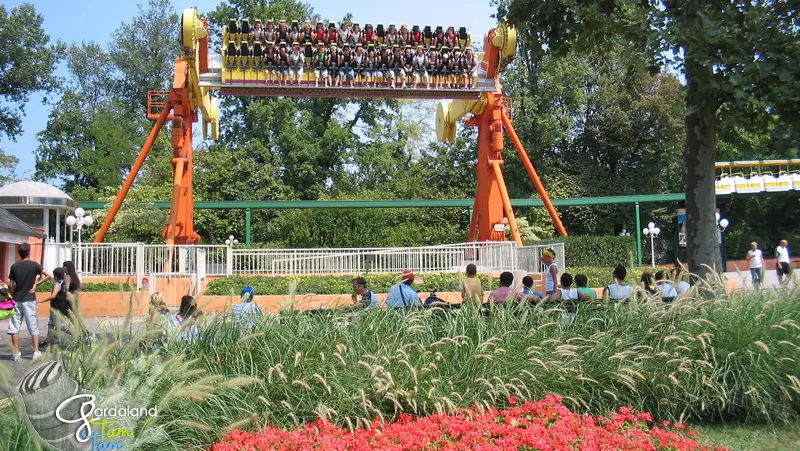 Il Top Spin in una foto d'archivio di www.gardalandtamtam.com - Foto © Gardaland Tam Tam