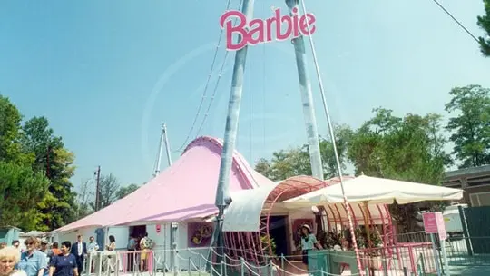 La tensostruttura che ospitava il museo di Barbie a Gardaland - Foto © www.plastecomilano.com