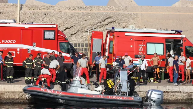 epaselect epa11556826 Rescue workers and divers from the Italian fire brigade as a rescue operation continues for the missing people who were on board a sailboat that sank, in Porticello, Sicily Island, Italy, 20 August 2024. At least one person died, six remain missing and 15 passengers were rescued, after a 56-meter-long luxury sailboat, the Bayesian, with 22 people on board, sank on 19 August off Porticello, near Palermo, after a tornado hit the area. The six missing people have not yet been identified as dive teams are trying to find access into the yacht's cabins, sitting at 50 m below the surface of the water. EPA/IGOR PETYX