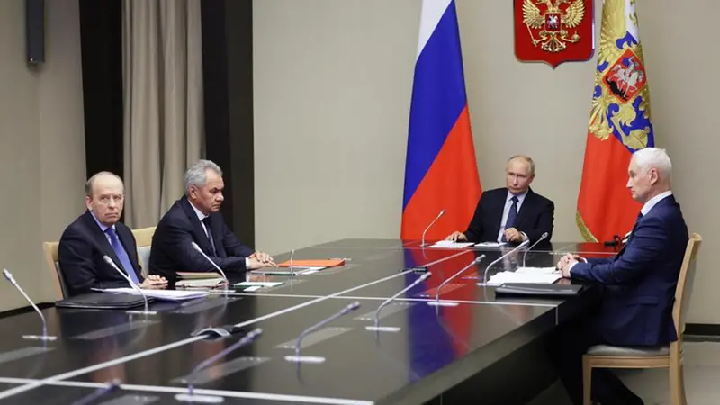 Putin tiene un incontro con i capi delle forze dei servizi speciali: l'ultimo a destra è Belousov - Foto Epa/Aleksey Babushkin/Sputnik/Cremlino © www.giornaledibrescia.it