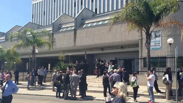 27 maggio 2013 - Falso allarme bomba al tribunale di Brindisi. Foto di Roberta Grassi