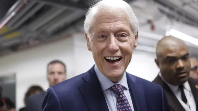 epa11555850 Former US President Bill Clinton on the opening night of the Democratic National Convention (DNC) at the United Center in Chicago, Illinois, USA, 19 August 2024. The 2024 Democratic National Convention is being held 19 to 22 August 2024 in which delegates of the United States' Democratic Party will vote on the party's platform and ceremonially vote for the party's nominees for president and vice president, Vice President Kamala Harris and Governor Tim Walz of Minnesota, for the upcoming presidential election. EPA/CAROLINE BREHMAN