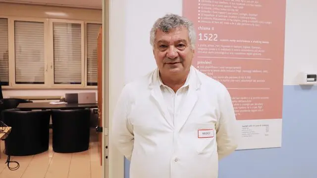 Una multa da 27.100 euro ricevuta dall'Ispettorato del lavoro per aver "durante il drammatico periodo Covid" svolto, lui e il resto del personale, straordinari nel pronto soccorso del Policlinico di Bari andando oltre le ore di lavoro previste dalla legge. A ricevere la sanzione amministrativa il direttore del pronto soccorso, Vito Procacci, che ha preso carta e penna e ha scritto "amareggiato" al presidente della Repubblica, Sergio Mattarella. Bari 22 10 2023. Foto di Donato Fasano / Ansa
