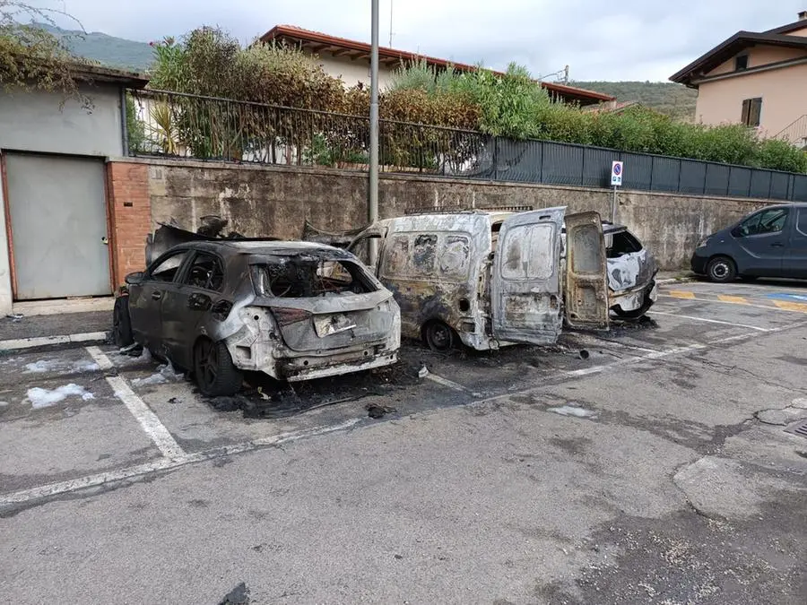 Due automobili e un furgone bruciati a Gavardo