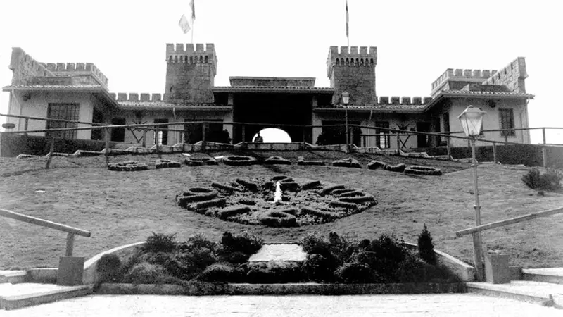 L'ingresso di Gardaland con l'orologio di fiori nel 1975 - Foto © Gardaland