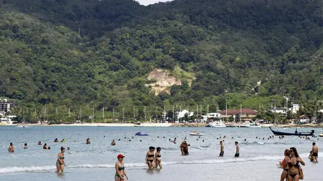 epa04538638 A photo made available on 23 December 2014 shows foreign tourists enjoy on the 2004 tsunami hit Patong beach, Phuket island, southern Thailand, 30 November 2014. Ceremonies across Phuket and Phang Nga are held to mark the ten year anniversary of the Boxing Day tsunami which struck 26 December 2004. More than 5,000 people were killed in Thailand, many of them foreigners vacationing in the area, among more than 280,000 who were killed or are missing as the devastating waves struck 14 nations on the Indian Ocean. EPA/YONGYOT PRUKSARAK