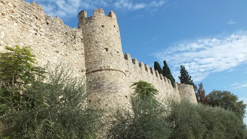 Le mura del castello di Moniga