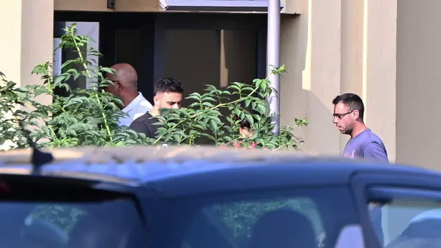 epa11559406 Sergio Ruocco (R), partner of murdered woman Sharon Verzeni, arrives at the Carabinieri provincial command in Bergamo, Italy, 22 August 2024. Authorities continue investigations into the murder of thirty-three year old woman Sharon Verzeni, who was stabbed to death on the night between 29 and 30 July, while she was walking in Terno d'Isola, near Bergamo. EPA/MICHELE MARAVIGLIA