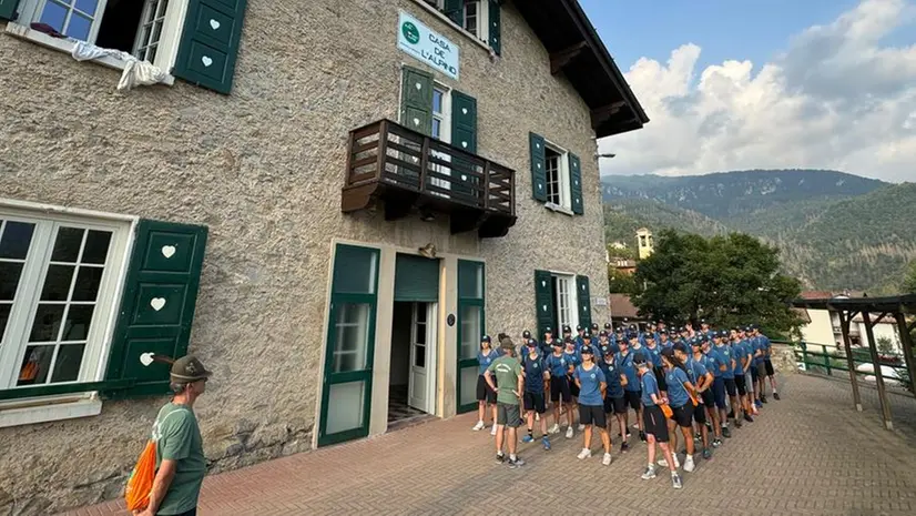 La Casa dell'Alpino con i partecipanti al Campo scuola dell'Ana © www.giornaledibrescia.it