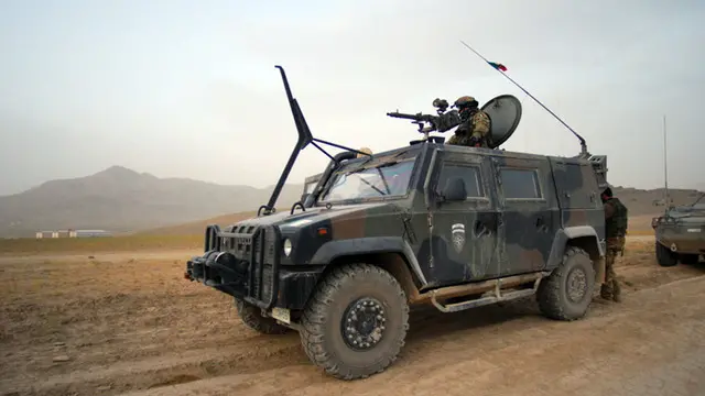 Sperando di fare cosa gradita Vi invio qualche immagine relativa ai mezzi impiegati in AfghanistanSperando di fare cosa gradita Vi invio qualche immagine relativa ai mezzi impiegati in Afghanistan(veicolo VTLM Lince) Cordiali saluti Ten. Daniele Agrofoglio Stato Maggiore Esercito Ufficio Pubblica Informazione Cordiali saluti Ten. Daniele Agrofoglio Stato Maggiore Esercito Ufficio Pubblica Informazione