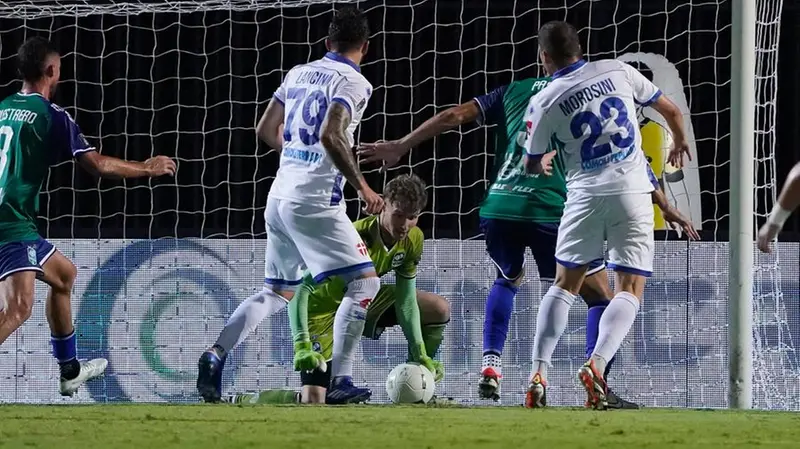 L'intervento salvifico di Rinaldi - Foto New Reporter Perteghella © www.giornaledibrescia.it