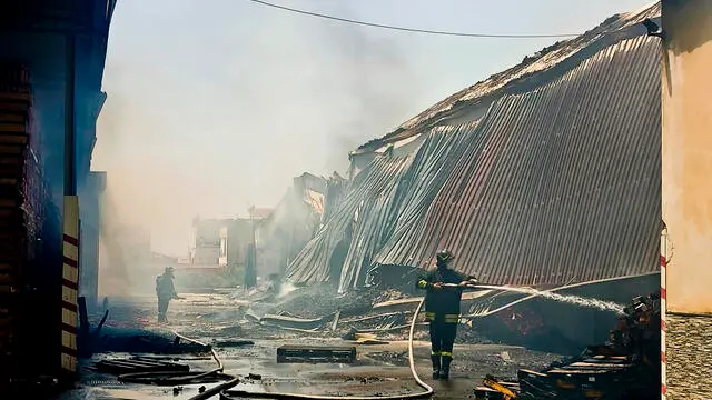 A Sant'Antonio Abate, in provincia di Napoli, si è sviluppato un incendio di vaste dimensioni all'interno dello stabilimento conserviero 'La Torrente', in via Paludicella, 3. Sul posto Carabinieri e Vigili del fuoco. Sant'Antonio Abate, 13 luglio 2023 ANSA +++ATTENZIONE LA FOTO NON PUO’ ESSERE PUBBLICATA O RIPRODOTTA SENZA L’AUTORIZZAZIONE DELLA FONTE DI ORIGINE CUI SI RINVIA +++