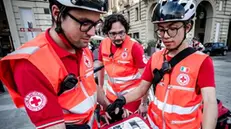 Tre operatori della Croce rossa dotati di bicicletta e scooter elettrici partecipano all'operazione denominata Cri in bici per prevenire i colpi di calore dovuti al gran caldo. Torino 27 luglio 2024 ANSA/TINO ROMANO