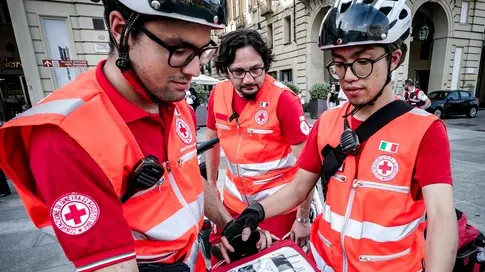 Tre operatori della Croce rossa dotati di bicicletta e scooter elettrici partecipano all'operazione denominata Cri in bici per prevenire i colpi di calore dovuti al gran caldo. Torino 27 luglio 2024 ANSA/TINO ROMANO