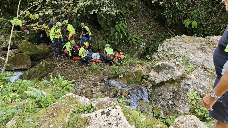 L'uomo soccorso dopo la caduta - © www.giornaledibrescia.it