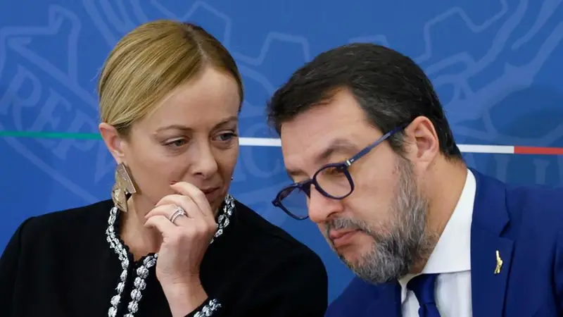 Matteo Salvini con la premier Giorgia Meloni - Foto Ansa/Fabio Frustaci © www.giornaledibrescia.it