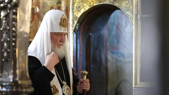 epa11439507 Patriarch Kirill of Moscow and All Russia prays inside the Trinity Cathedral during a visit by Russian President Vladimir Putin to the Trinity Lavra of St. Sergius in Sergiev Posad, Moscow region, Russia, 26 June 2024. EPA/MIKHAIL TERESHCHENKO/SPUTNIK/KREMLIN POOL MANDATORY CREDIT
