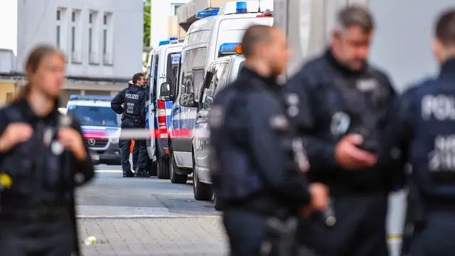 epa11562440 Police officers stand at a cordon in the city center after a knife attack last night during the city festival in Solingen, Germany, 24 August 2024. A man stabbed passers-by at random with a knife at the city festival in Solingen. Three people have been killed and several injured in a knife attack at a town festival in Solingen. The police are calling it an attack and have issued a major alert. The perpetrator is on the run. EPA/Volker Hartmann.