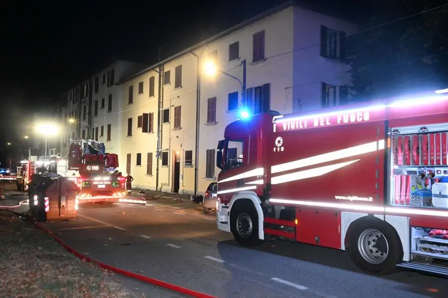 L'incendio in via Chinca - Foto Gabriele Strada Neg © www.giornaledibrescia.it