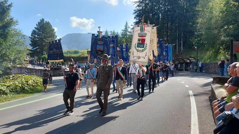 Presenti non solo gli alpini, ma anche le autorità civili - © www.giornaledibrescia.it