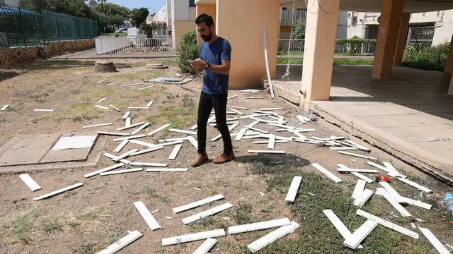 epa11564020 Houses damaged by rocket fire from Lebanon in a residential neighborhood in the northern city of Acre, Israel, 25 August 2024. The Israeli military stated that Israeli Air Force fighter jets struck targets belonging to the Hezbollah organization that posed an imminent threat to the citizens of the State of Israel. Hezbollah stated that it had fired more than 300 missiles and drones at Israel. EPA/ABIR SULTAN