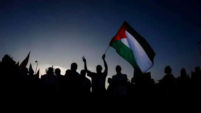 epa11564837 People take part in a demonstration in support of the Palestinian people on Toledo Bridge in Madrid, Spain, 25 August 2024. More than 40,000 Palestinians and over 1,400 Israelis have been killed, according to the Palestinian Health Ministry and the Israel Defense Forces (IDF), since Hamas militants launched an attack against Israel from the Gaza Strip on 07 October 2023, and the Israeli operations in Gaza and the West Bank which followed it. EPA/RODRIGO JIMENEZ