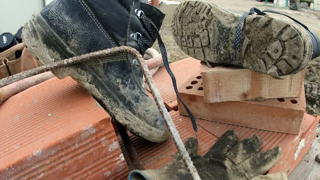 PONTEDERA (PI) 04 MARZO 2008.MORTI BIANCHE: IN 6 ANNI OLTRE 9.000 VITTIME, 4 MORTI AL GIORNO. Scarpe e guanti da lavoro fotografati oggi in un cantiere edile di Pontedera (Pi).FRANCO SILVI/ANSA