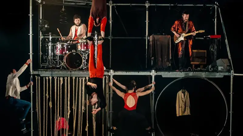 Gli acrobati e i musicisti di Circo Zoè