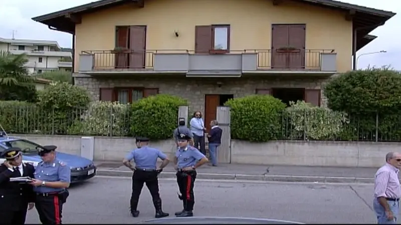 L'ex ispettore della Squadra Mobile all'ingresso di Casa Cottarelli - © www.giornaledibrescia.it