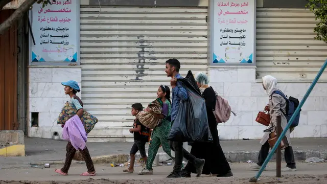epaselect epa11564926 Internally displaced Palestinians, including women and children, flee during an Israeli military operation in Deir Al Balah, central Gaza Strip, 25 August 2024. More than 40,000 Palestinians and over 1,400 Israelis have been killed, according to the Palestinian Health Ministry and the Israel Defense Forces (IDF), since Hamas militants launched an attack against Israel from the Gaza Strip on 07 October 2023, and the Israeli operations in Gaza and the West Bank which followed it. EPA/MOHAMMED SABER
