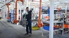 Un operaio al lavoro in fabbrica