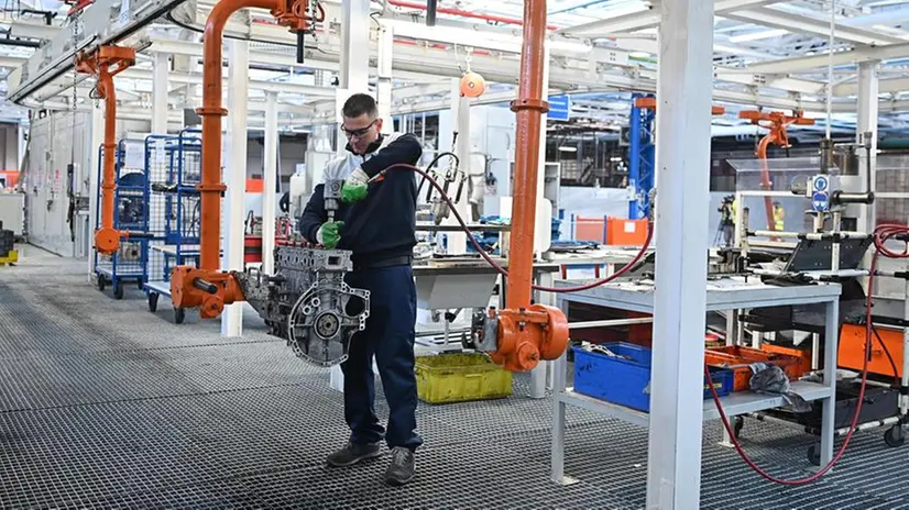 Un operaio al lavoro in fabbrica