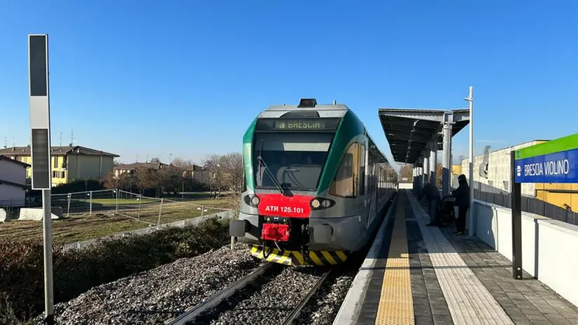 Uno dei treni regionali della Brescia Iseo Edolo