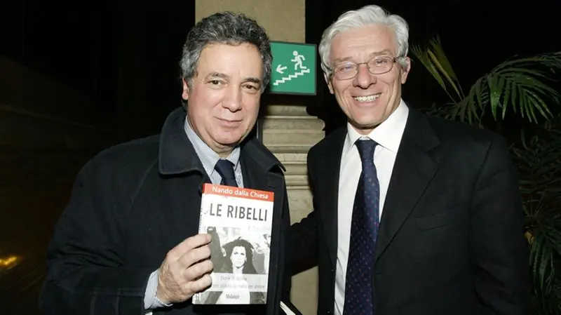 Dalla Chiesa con l'allora sindaco di Brescia Paolo Corsini durante la presentazione della prima edizione del libro in Vanvitelliano, nel 2007 - Foto Marco Lucini/Neg © www.giornaledibrescia.it