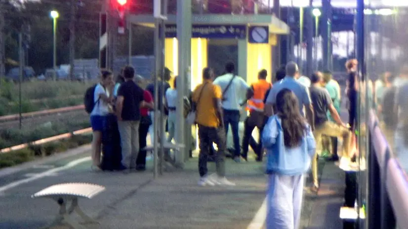 Folla in stazione a Rovato dopo l'intervento dell'ambulanza - Foto D.G. Marini