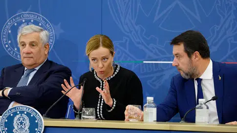 Giorgia Meloni con Matteo Salvini e Antonio Tajani - Foto Ansa © www.giornaledibrescia.it