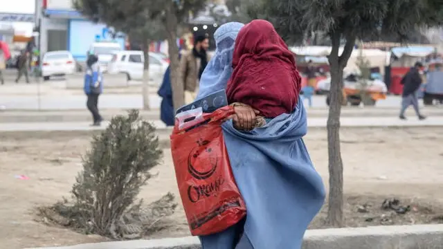 Una donna afghana con il proprio bambino per le strade di Kabul - Foto Epa/Samiullah Popal