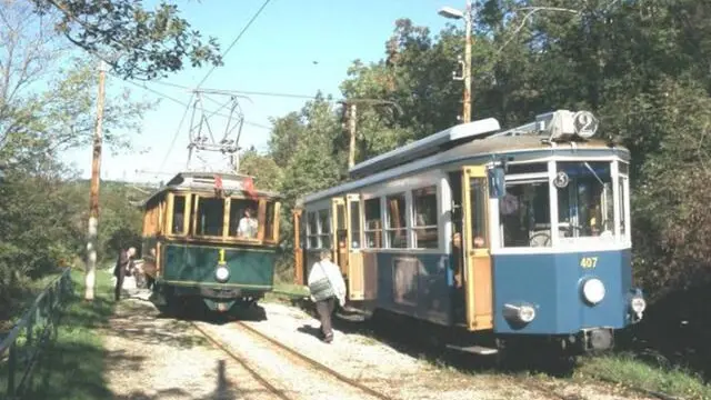 Una vettura storica a confronto con una recente. Dopo false partenze e test non andati a buon fine, ripartirà lunedì 18 agosto il servizio dell'ultracentenario Tram di Opicina, a Trieste, l'antica trenovia che nel percorso di cinque chilometri 'scala' una pendenza fino al 26%. ANSA