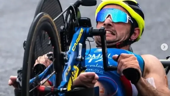 Romele sulla sua hand-bike