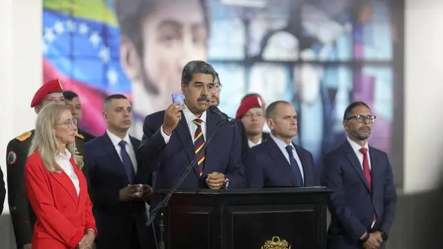 epa11540962 A handout photo made available by Prensa Miraflores of Venezuelan President Nicolas Maduro (C) speaking during a press conference at the Supreme Court of Justice in Caracas, Venezuela, 09 August 2024. Maduro considered the absence of the main opposition candidate, Edmundo GonzÃ¡lez Urrutia, in the judicial review process of the July 28 elections whose official result declared a victory for chavismo to be 'scandalous.' The review is being conducted by the Supreme Court of Justice (TSJ) at the request of the president. EPA/Prensa Miraflores HANDOUT ONLY AVAILABLE TO ILLUSTRATE THE ACCOMPANYING NEWS (MANDATORY CREDIT)HANDOUT EDITORIAL USE ONLY/NO SALES