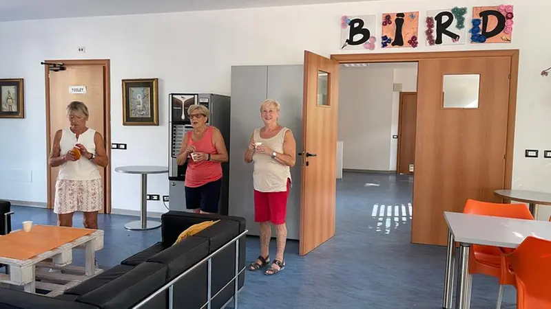 Un momento di convivialità tra vicini di casa - © www.giornaledibrescia.it