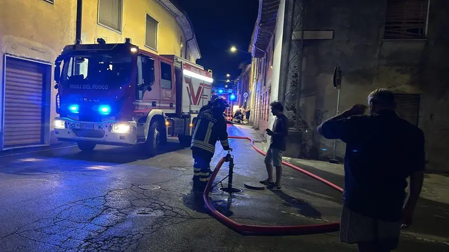 Vigili del fuoco al lavoro dopo l'esplosione a Pontevico