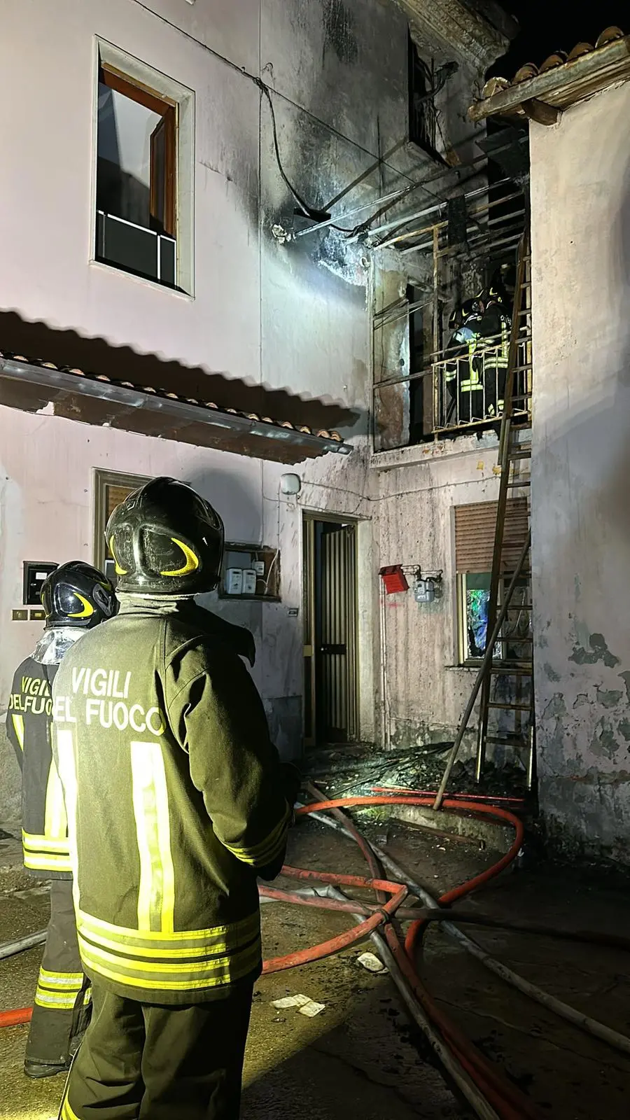 Vigili del fuoco al lavoro dopo l'esplosione a Pontevico